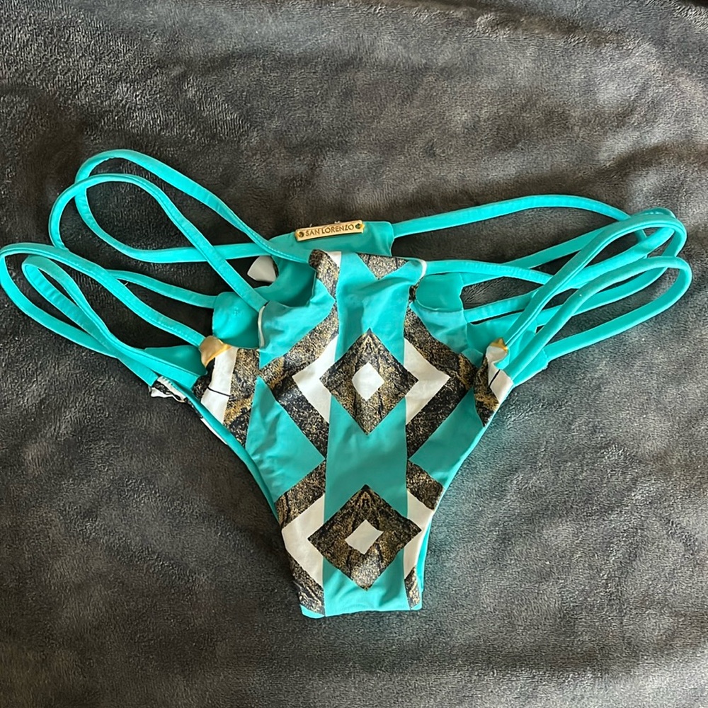 Reversible new without tags San Lorenzo bikini bottoms size small.Style attached